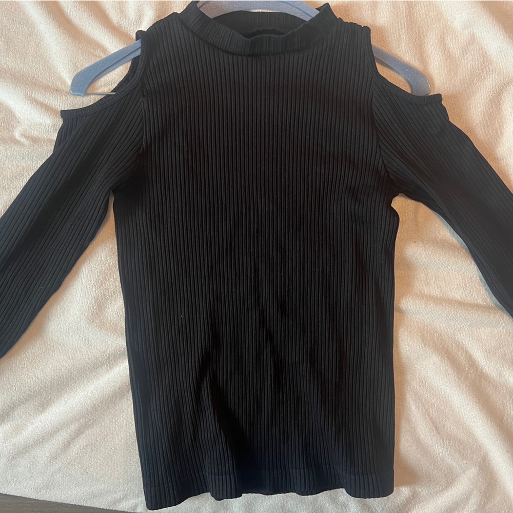 Like new long sleeve top with shoulder cut outs!